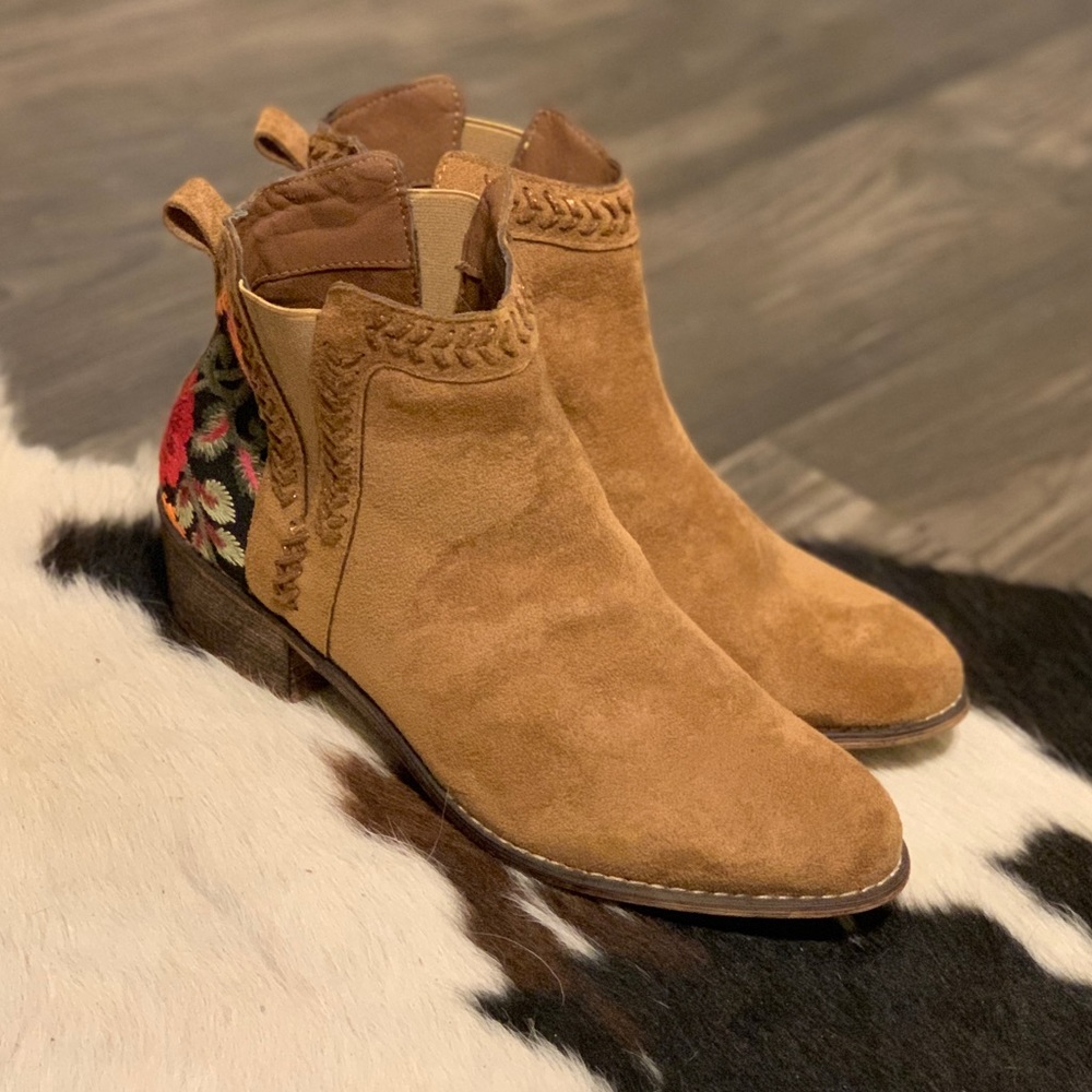 Tiara embroidered Suede Booties